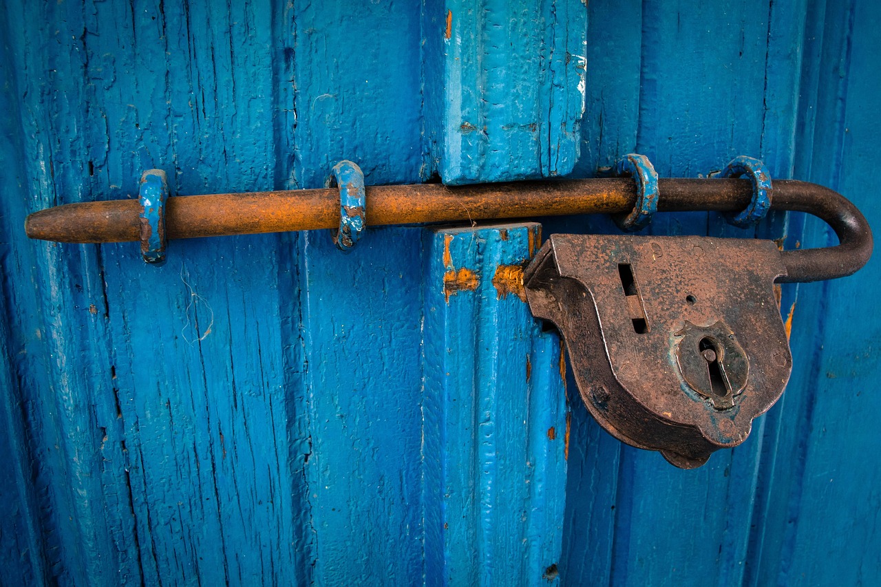 PORTA COM CADEADO HORRIVEL NA PORTA