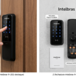 Close na fechadura digital Intelbras FR 201 instalada em porta de madeira, com mão de usuário digitando senha no teclado touch screen iluminado. Ícones gráficos destacam as funções de cadeado automático e sensor de incêndio